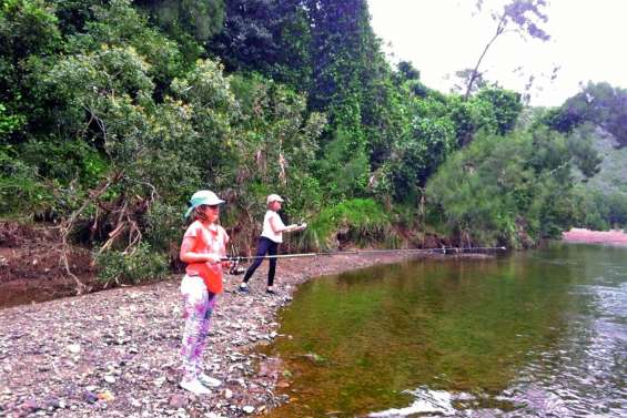 Les enfants apprennent aussi à pêcher à la mouche