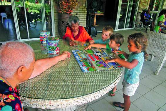 Des petits vacanciers à la maison de retraite