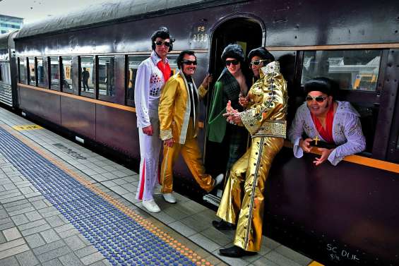 Les fans dans le train pour honorer le « King »