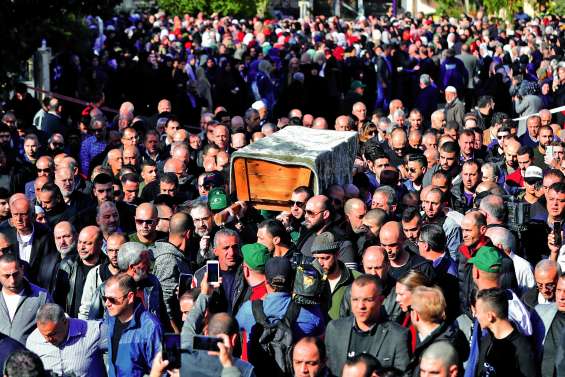 Foule recueillie pour l’étudiante assassinée