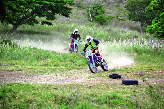 Une course de moto sur prairie à Trazegnie