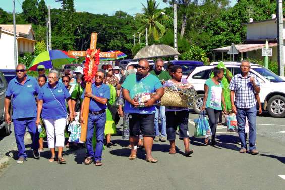 La croix, symbole de la première messe est arrivée en l’église Saint-Vincent-de-Paul