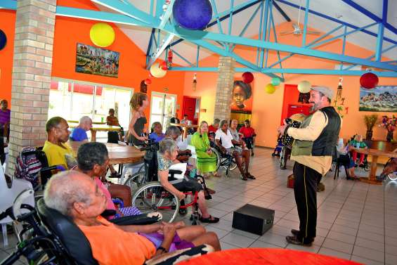 Du théâtre de rue à la maison de retraite