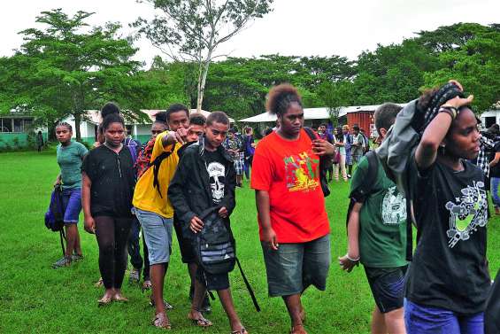 Une rentrée sous la pluie  au groupe scolaire de Baganda