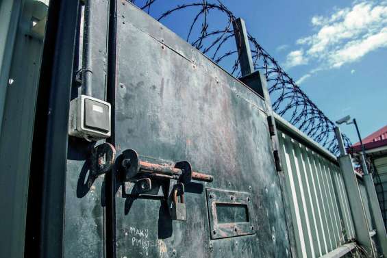 Une surveillante a-t-elle échangé des informations sensibles avec un détenu ?