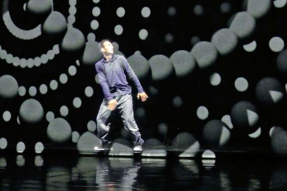 Un spectacle hybride, à la croisée entre deux mondes