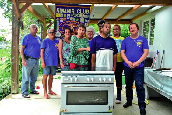 Le Kiwanis offre une gazinière à l’atelier culinaire de l’ASH