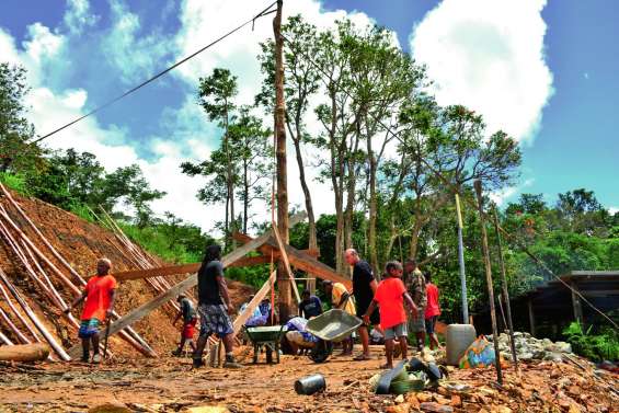 La construction de la case de Bouirou est lancée