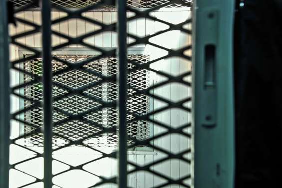 Depuis le Camp-Est, il diffuse des photos intimes de son ex