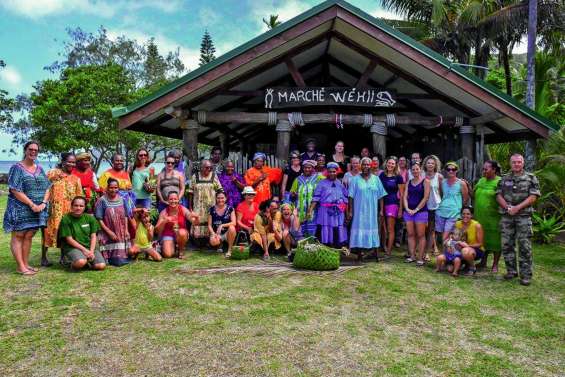 Des épouses de militaires à la découverte de la culture kanak