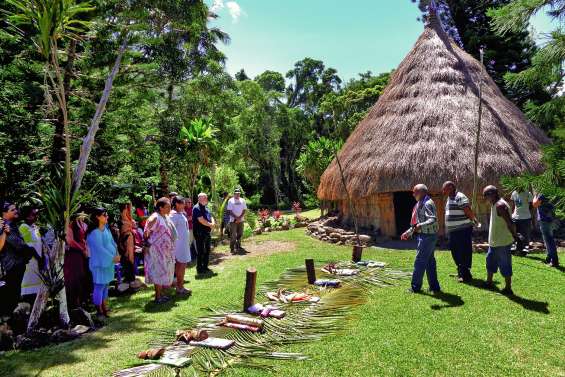 Des jeunes de Ouatom fiers de leur case