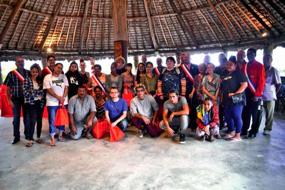 Une vingtaine de jeunes majeurs reçoivent leur carte d’électeur