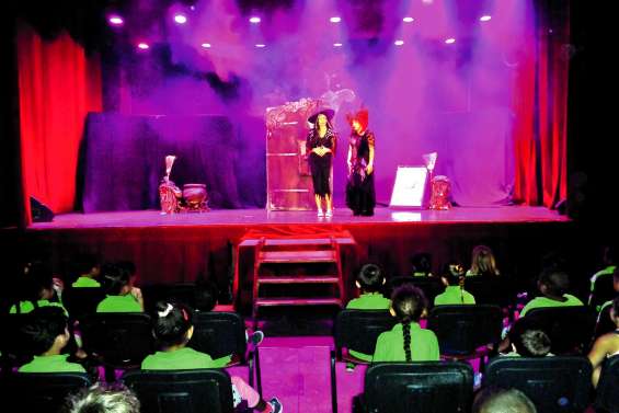 Quatre cents élèves face  à deux sorcières