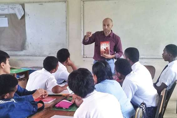 Le dessinateur Sosthène Desanges à Fidji