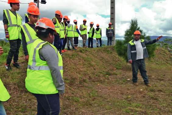 Les élèves de 3e B du collège public sur le site SLN de Méa-Kouaoua