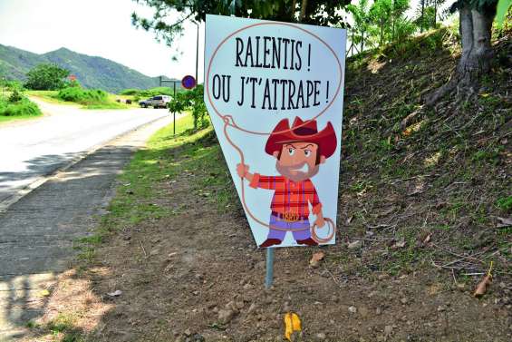 De drôles de panneaux de sécurité incitent à ralentir