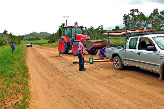 Un propriétaire terrien clôture la route de Lebris