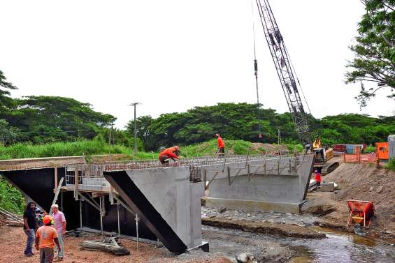 Le pont de la Souha et la Halle des sports sur les rails
