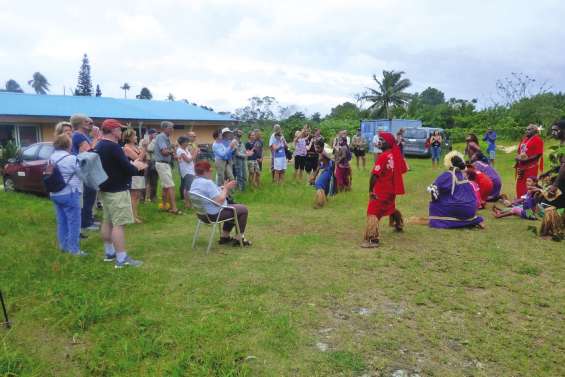 Les croisiéristes du Ponant à la découverte de Mucaweng