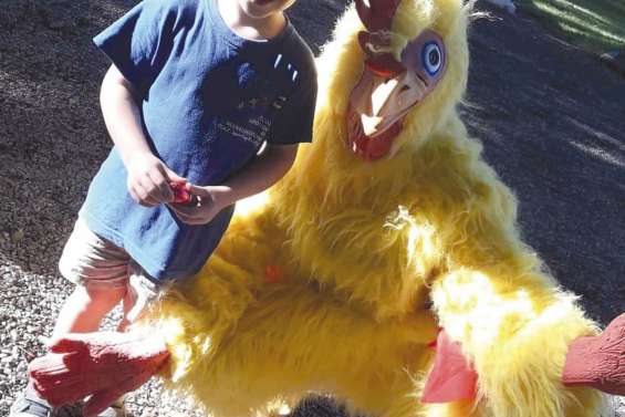 Une chasse aux œufs de Pâques dans les écoles maternelle et primaire