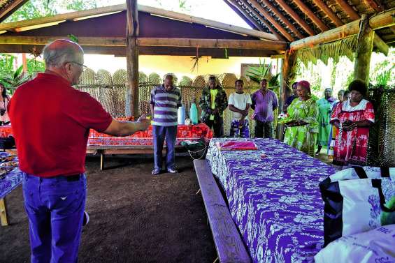 Eddie Lecourieux dans sa nouvelle fonction devant les habitants de l’île Ouen