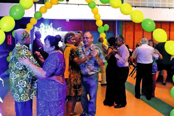 Plus de 250 seniors au thé dansant du Dock socioculturel