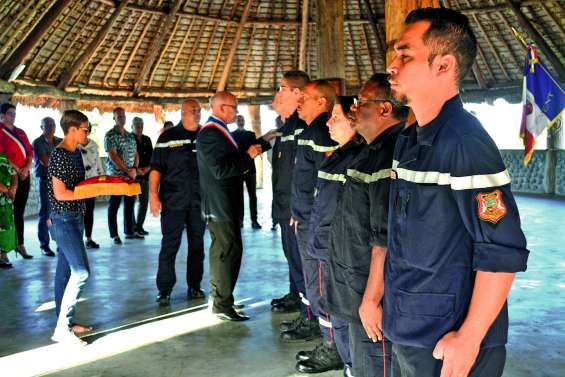 Douze pompiers décorés sous la Case des communautés