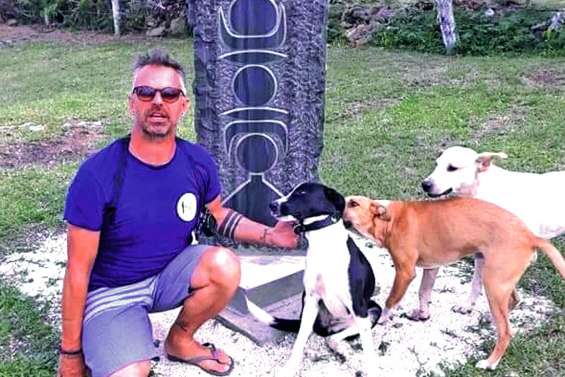 Un éducateur canin en escale à Kunié