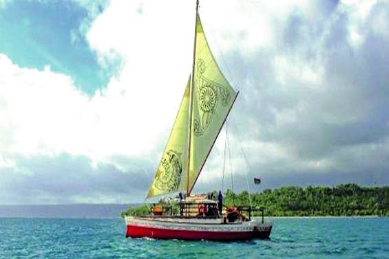 Une grande pirogue  en escale à Lifou