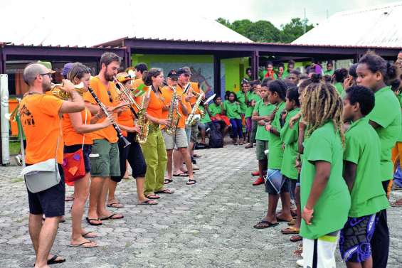 La fanfare Malawi donne un cours  de musique au collège de Tadine