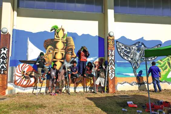 La fresque de la salle multisports en cours de finitions