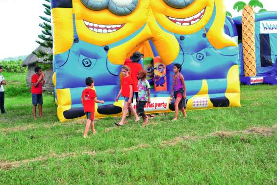 Huit châteaux gonflables à l’occasion du premier Poya Land