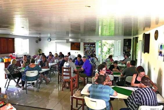 Une belote pour restaurer le faré de l’école de Tiabet