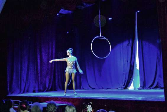 Le cirque des Samoa en représentation en Brousse