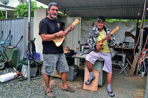 Edouard Tama fabrique des ukulélés d’exception à Saint-Michel