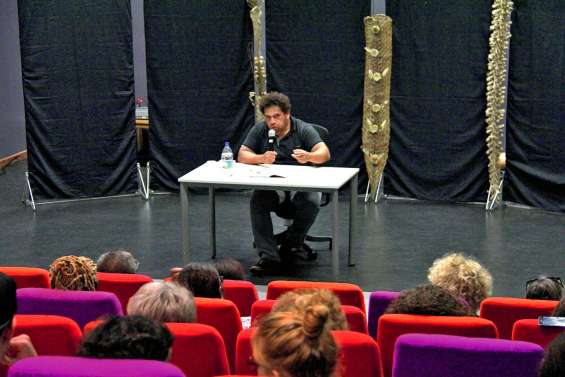 Un débat sur les violences faites aux femmes