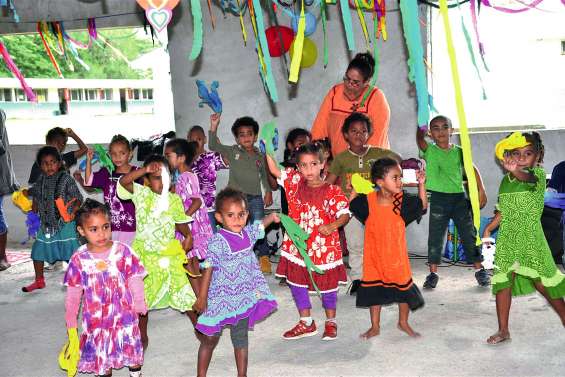 Les parents à la fête à Baganda