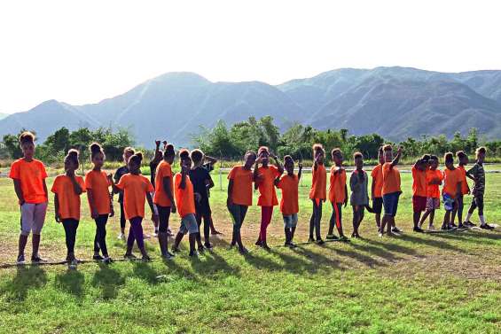 Un cross à travers le village de Canala