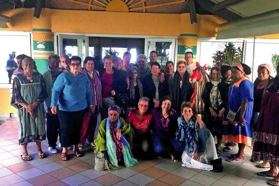 Les seniors se divertissent à Hienghène