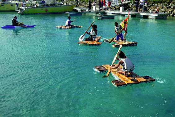 Une course de pirogues en matériaux recyclés à la marina de Wé