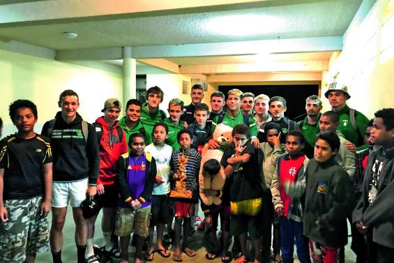 Les joueurs U16 de la Section Paloise en visite dans la région