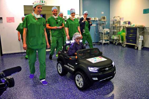 En voiturette, direction le bloc opératoire