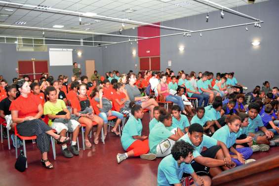 Les écoliers montent à leur tour sur les planches