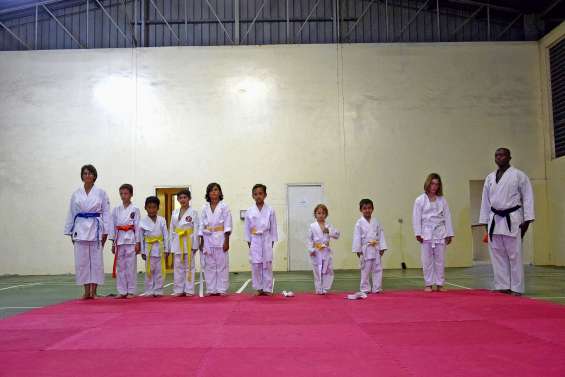 Remise de ceintures aux élèves du Pouembout karaté club