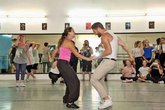Quelques pas de lindy hop en compagnie de la troupe de Danse avec les stars