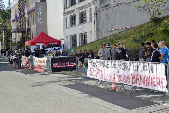Solidarité NC mobilisé devant le congrès