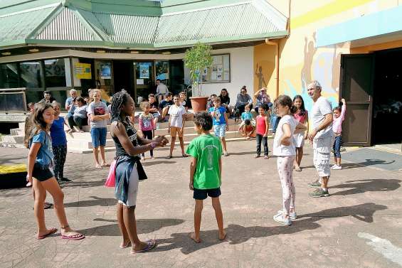 Les clowns et les acrobates du centre de loisirs se sont donné en spectacle