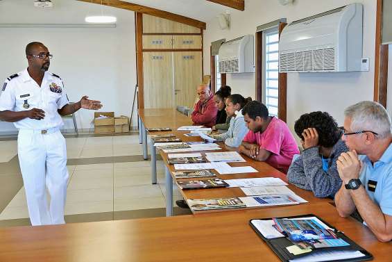 Quatre jeunes Si Nengone quittent leur île pour l’armée