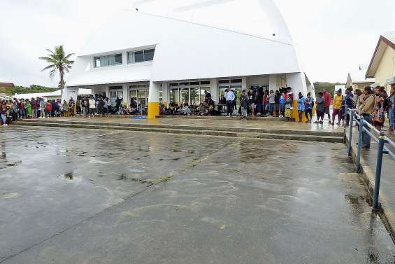Débrayages au lycée des îles et à la mairie