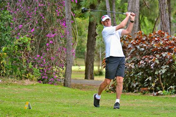 Greg Rhodes chute sur la dernière marche